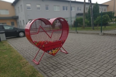 Nakrętkowe serce przy Szkole Podstawowej w Białej