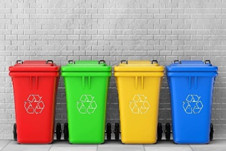 Cztery kolorowe pojemniki do segregacji śmieci