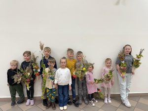 Warsztaty robienia palm wielkanocnych w Bibliotece w Kodraniu