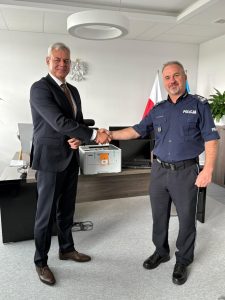 Przekazanie sprzętu komputerowego dla KPP Pajęczno