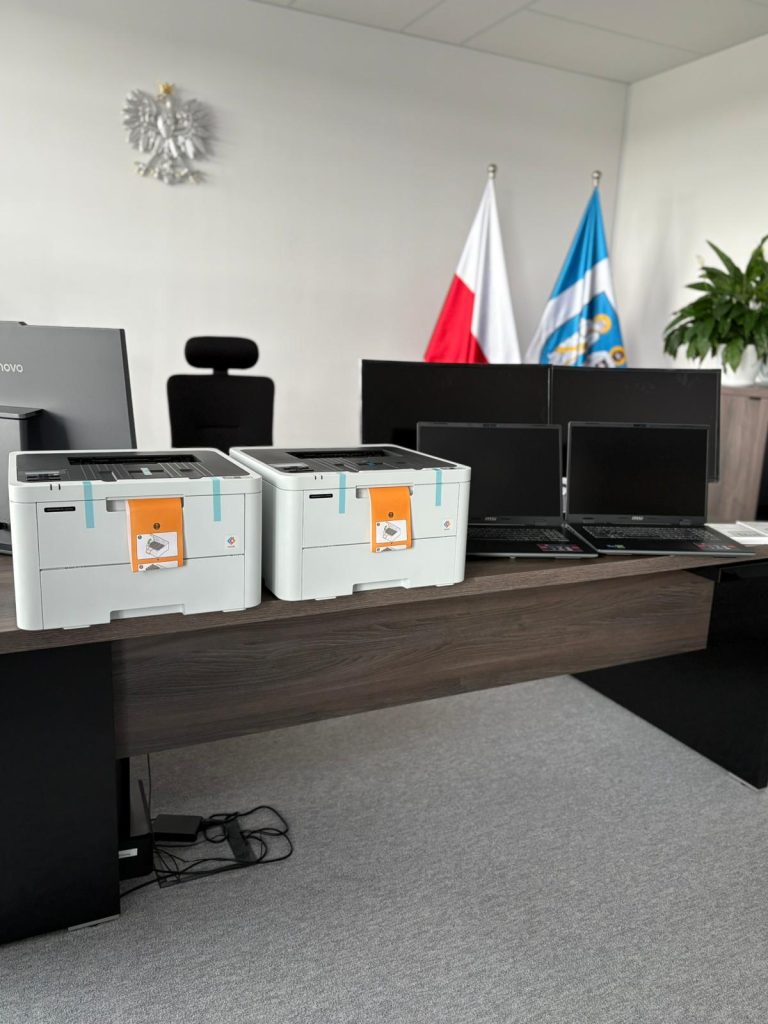 Przekazanie sprzętu komputerowego dla KPP Pajęczno