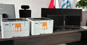 Przekazanie sprzętu komputerowego dla KPP Pajęczno