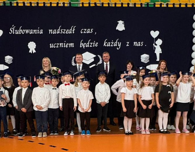 Ślubowanie pierwszoklasistów w Rząśni