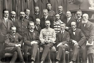 Tymczasowy Rząd Ludowy Republiki Polskiej Jędrzeja Moraczewskiego (siedzi drugi z lewej w pierwszym rzędzie). Pośrodku siedzi Józef Piłsudski, Warszawa, 18 listopada 1918 r. (fot. domena publiczna)