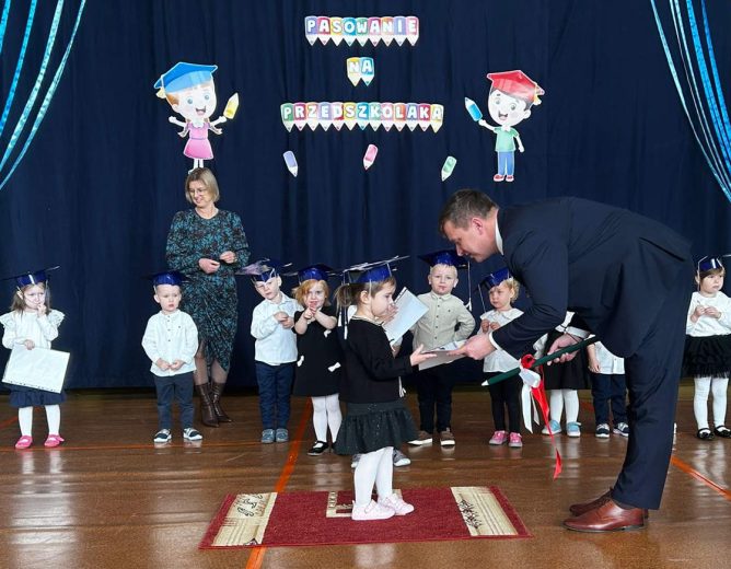 Relacja z pasowania na przedszkolaka w szkole w Rząśni