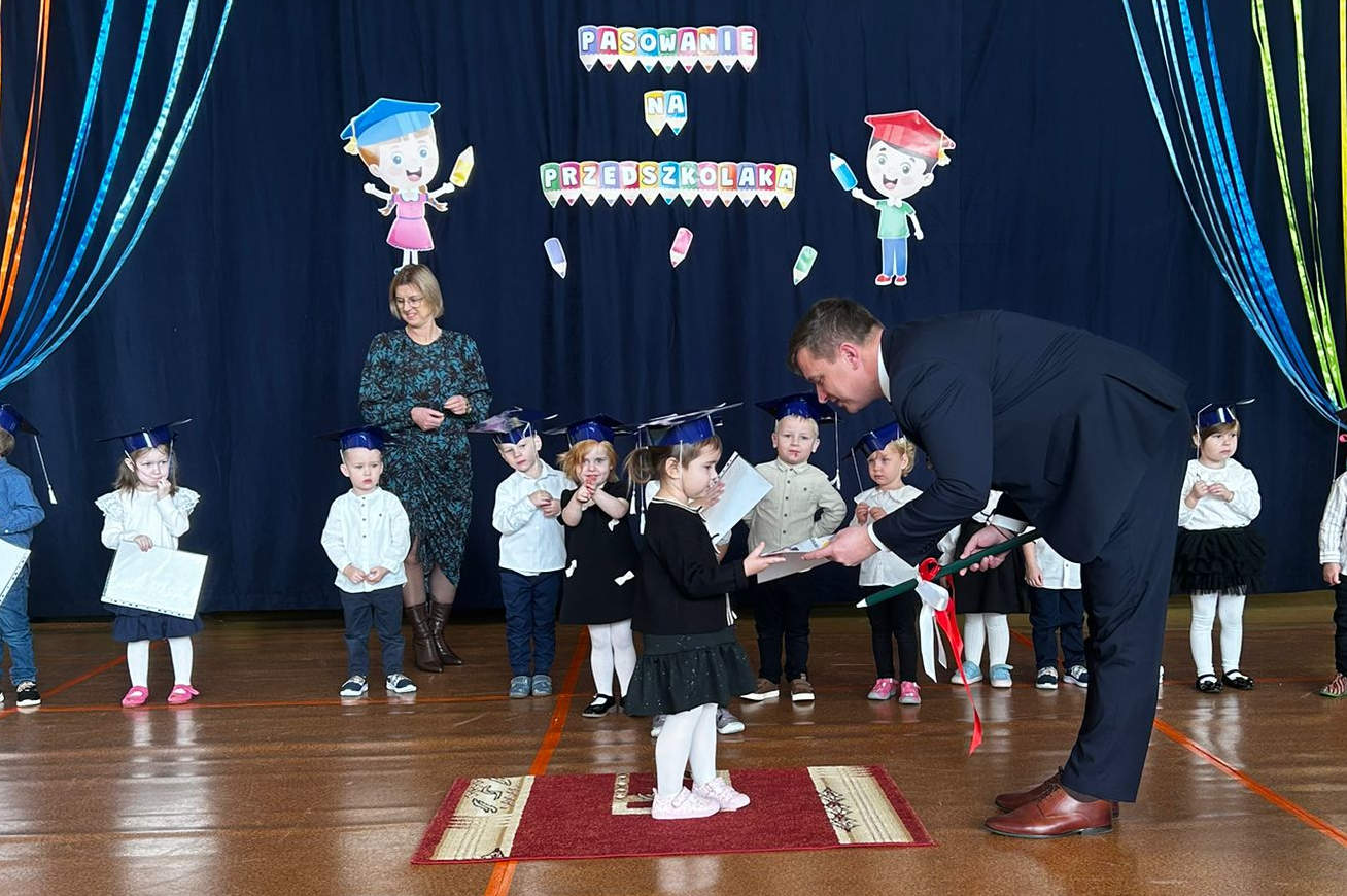 Relacja z pasowania na przedszkolaka w szkole w Rząśni