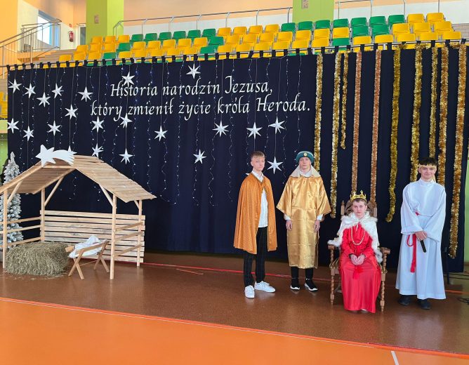 Jasełka i Wigilia w szkole i przedszkolu w Rząśni