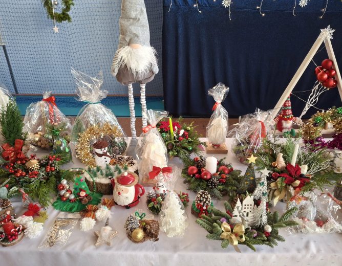 Kiermasz świąteczny w Szkole Podstawowej im. Marcina Bielskiego w Białej