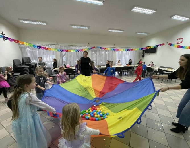 Bal karnawałowy w Bibliotece w Kodraniu