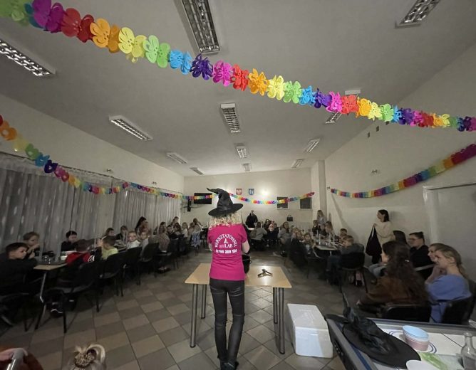 Warsztaty chemiczno-eksperymentalne – Biblioteka w Kodraniu