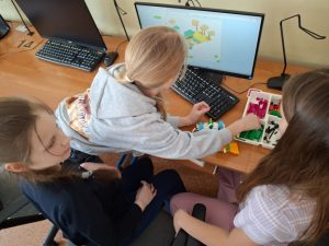 Warsztaty z robotyki i programowania w szkole w Białej