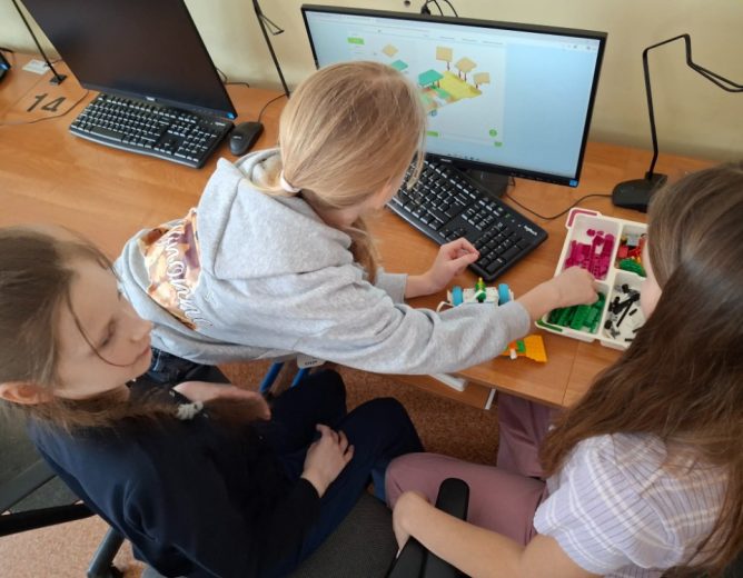 Warsztaty z robotyki i programowania w szkole w Białej