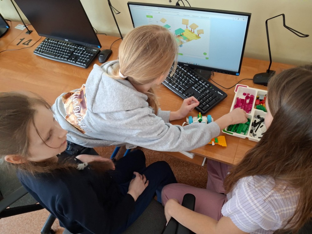 Warsztaty z robotyki i programowania w szkole w Białej