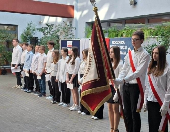 Rocznica uchwalenia Konstytucji 3 Maja w szkole w Białej